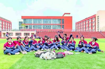 精心呵護學生身心健康