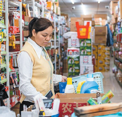 門店“觸網(wǎng)”機(jī)遇無限(體驗·走近身邊小商戶·新時代·追夢人)-易網(wǎng)健康<a href=http://www.gyfww.com/jkys/ target=_blank class=infotextkey>養(yǎng)生</a>網(wǎng) 門店“觸網(wǎng)”機(jī)遇無限(體驗·走近身邊小商戶·新時代·追夢人)