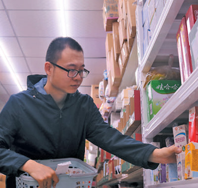 門店“觸網(wǎng)”機(jī)遇無限(體驗·走近身邊小商戶·新時代·追夢人)-易網(wǎng)<a href=http://www.gyfww.com/ target=_blank class=infotextkey>健康養(yǎng)生</a>網(wǎng) 門店“觸網(wǎng)”機(jī)遇無限(體驗·走近身邊小商戶·新時代·追夢人)