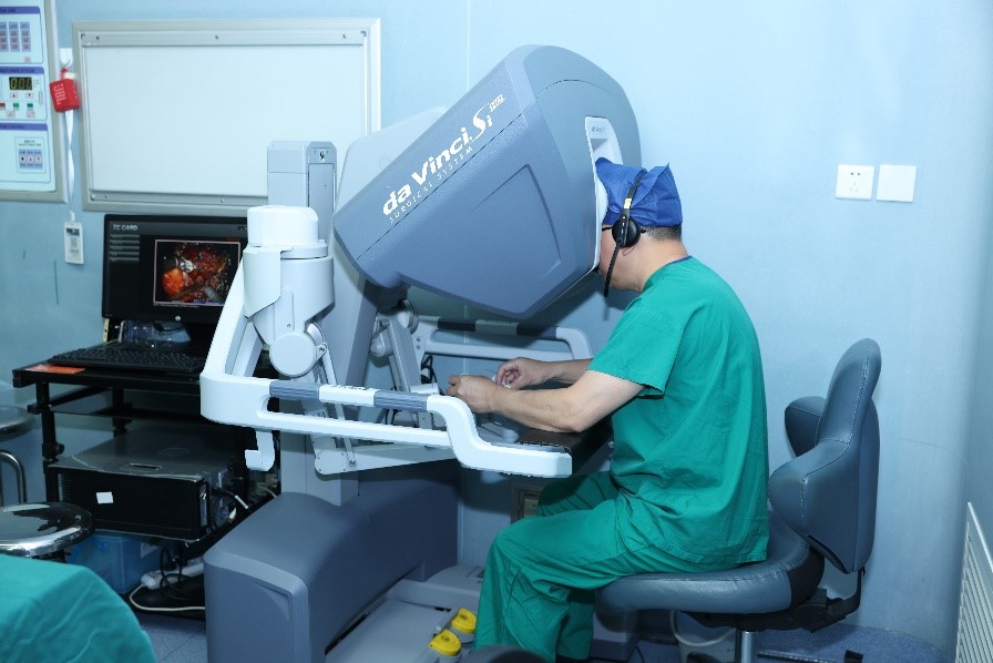 追光的你丨外科手術上演“人機共舞”-易網<a href=http://www.gyfww.com/ target=_blank class=infotextkey>健康養生</a>網 追光的你丨外科手術上演“人機共舞”