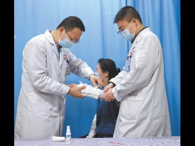 用好醫(yī)保基金  減輕就醫(yī)負(fù)擔(dān)（人民眼·深化醫(yī)保支付方式改革）