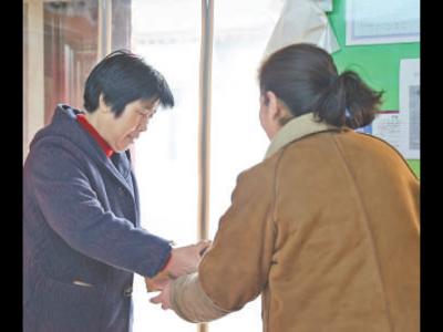 有了智能手機，67歲的高蓮翠學會網購年貨（民生一線·銀發經濟促消費）