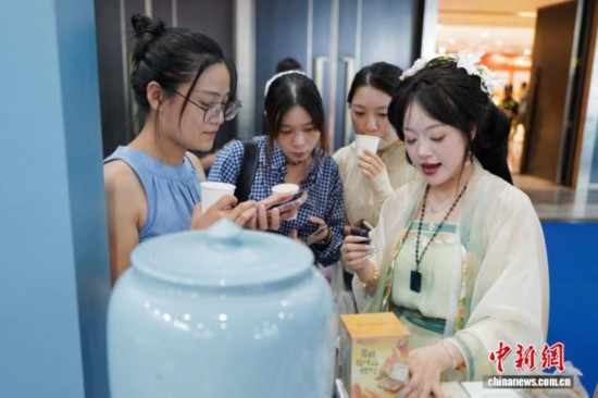 藥膳月餅走俏中秋 中醫藥文化“圈粉”新一代-易網健康養生網 藥膳月餅走俏中秋 中醫藥文化“圈粉”新一代