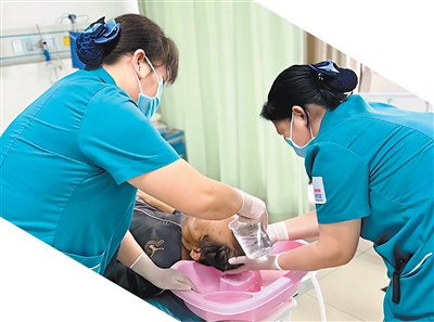 免陪照護，何以讓患者安心家屬省心（人民眼·醫院免陪照護服務）