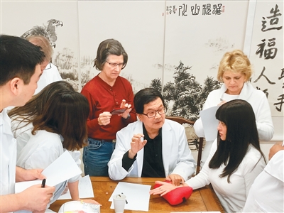 行于醫(yī)途  守于本心（僑界關(guān)注）