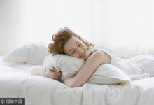 床上像這樣睡覺的人，肝臟多半不好