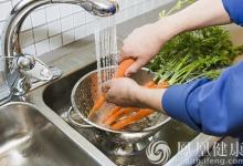 洗菜時(shí)加點(diǎn)它，臟東西自己跑出來(lái)！