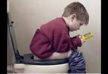 上廁所玩手機看視頻 小心從頭傷到腳