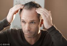 這里長白發說明身體出問題了，必須注意危險信號