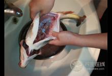 生鮮用清水洗不凈？面粉洗肥腸除異味更佳