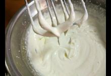 制作蛋糕時，這樣打奶油，更快打發