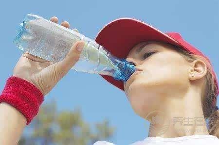 喝水減肥的最佳時間 早上起床后喝水