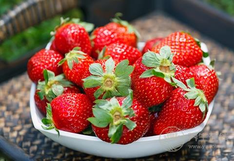 空心草莓是催熟or自然現(xiàn)象？ 草莓長(zhǎng)這樣你敢吃嗎