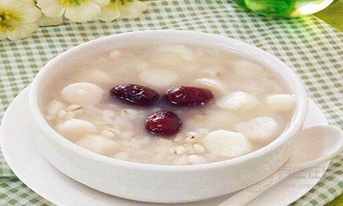 養(yǎng)胃護(hù)胃多吃四藥膳 山藥薏米粥排濕補脾胃