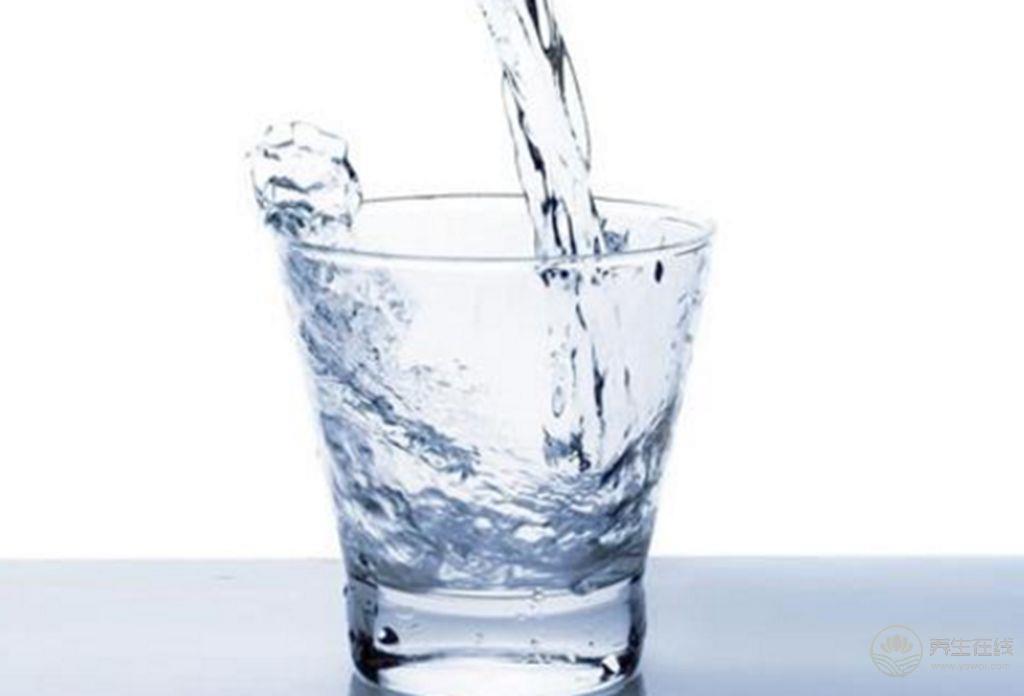 有這三種喝水習慣的朋友趕快改改，傷身又傷腎