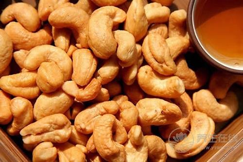 吃芹菜拌腰果降壓養顏  芹菜拌腰果的簡單做法