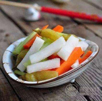 如何腌制酸甜微辣爽口的白蘿卜條？