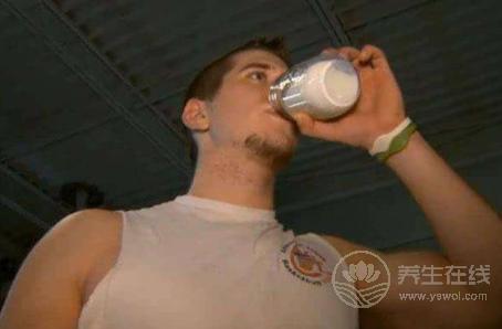 健身到底要不要吃蛋白粉，為什么我吃了一年感覺效果不是很明顯？