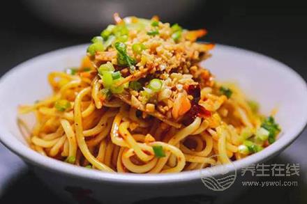 千萬別吃10類高鹽食物 涼面冷切肉白面包