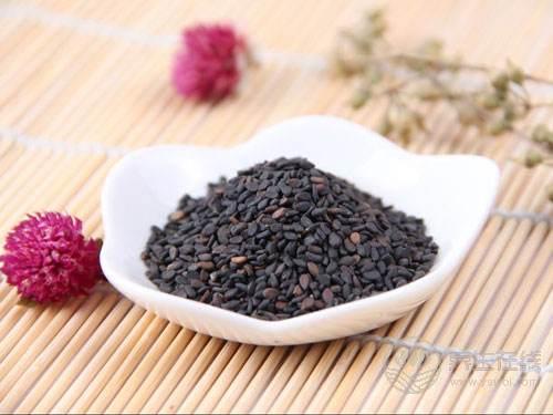 女性不想提前衰老，3種黑色食物可多吃，家家常備