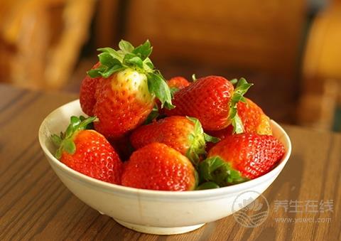 空心草莓是催熟or自然現(xiàn)象？ 草莓長(zhǎng)這樣你敢吃嗎