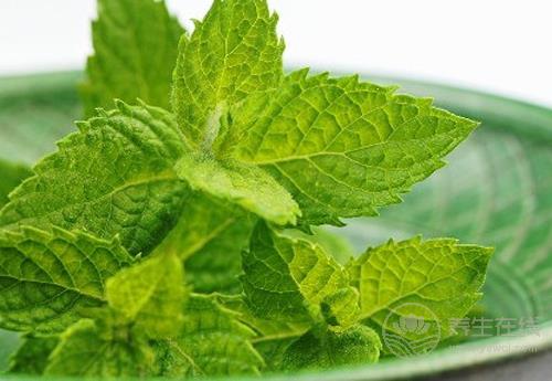 喉嚨不舒服吃什么好？