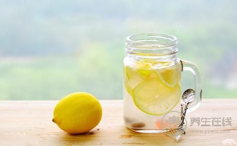 檸檬水美白，但不可過量飲用