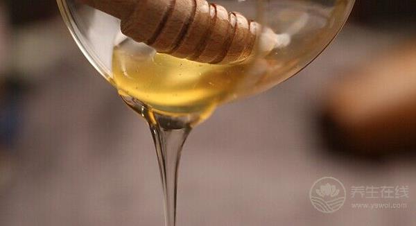 早上喝蜂蜜水好嗎？專家：不要空腹喝