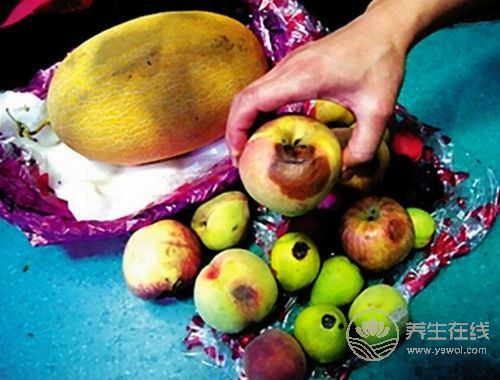 水果爛了一部分，挖掉剩下的還能吃嗎？