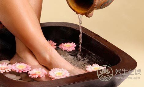 晚上9點泡腳護腎 晚上泡腳有講究 晚上9點泡腳護腎 晚上泡腳有講究