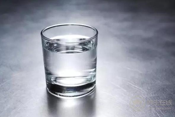 吃飯時喝水小心這些害處