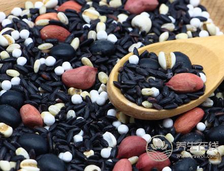 頭皮屑多很尷尬？不妨多吃這幾種食物