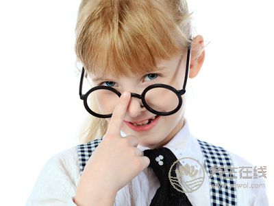 戴眼鏡會讓眼睛往外凸，是真的嗎