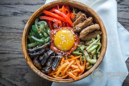 雞蛋生吃更營養？營養師破解疑惑