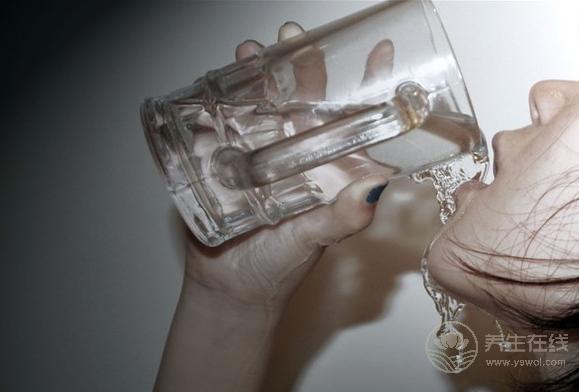 吃飯時喝水小心這些害處