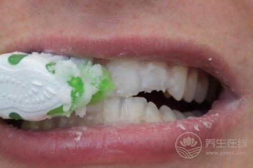 口臭太尷尬！做好三件事擺脫口臭困擾