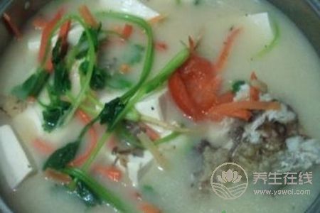 清燉鯽魚湯燉雖然鮮美，但是一些人不適合喝