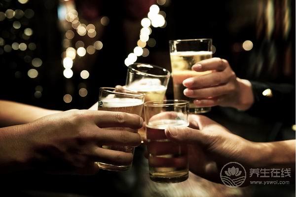 喝酒時不能吃這4樣食物，很多人都不知道