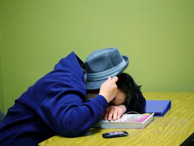 這些情況說(shuō)明你睡眠不足，可常吃這幾種食物