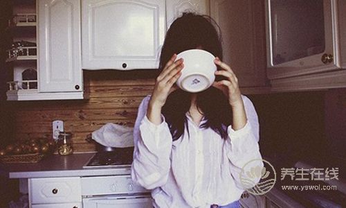 早晨該不該空腹喝水？