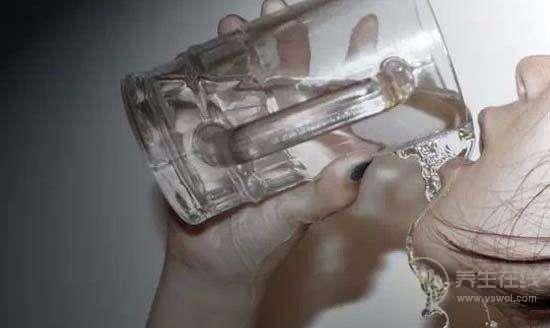 夏天喝水有講究，這幾點要注意