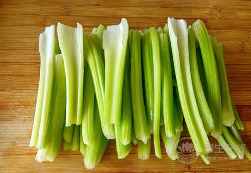 口臭、口腔常有異味，常吃冰箱里的這幾種食物，能緩解