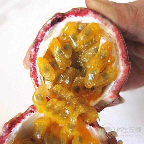 緩解便秘，百香果汁加點蜂蜜，讓你如廁更順暢