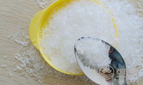 炒菜常放味精或雞精好，對人體有沒有害處？