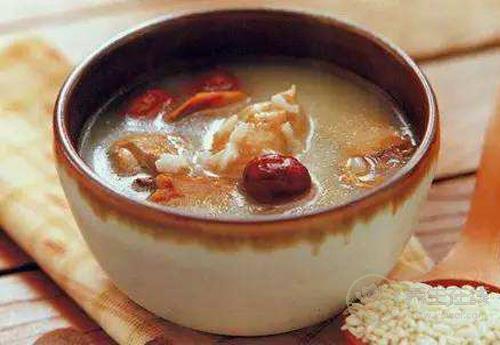 血虛人衰老，常吃這3種食物，撿回漂亮年輕的你