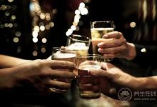 喝酒時不能吃這4樣食物，很多人都不知道