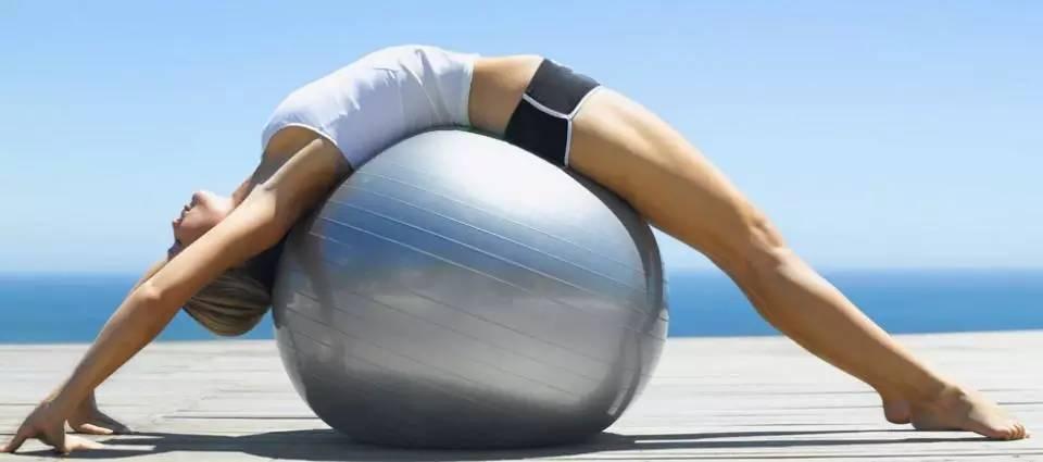 坐瑜伽球以及使用瑜伽球練習的好處