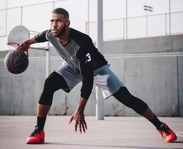 打籃球運(yùn)動(dòng)對(duì)于身體的幫助和弊端