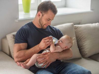 在嬰兒喂奶粉的中間是否需要喂水