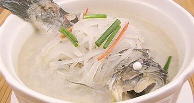 想要用鯽魚煲湯應該怎么做味道和營養更好